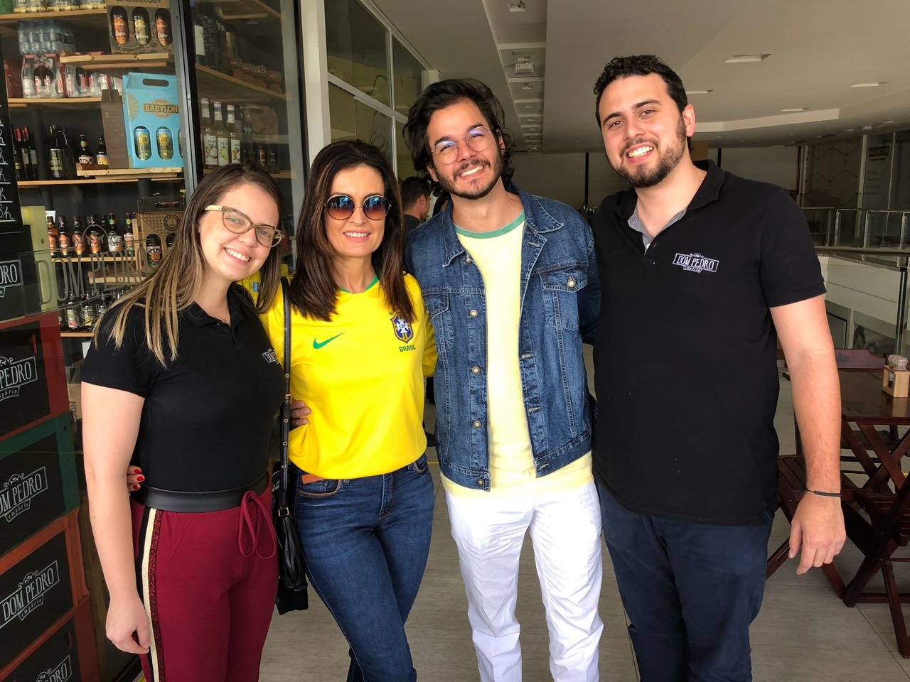Fátima Bernardes e Túlio Gadêlha com a equipe do Dom Pedro