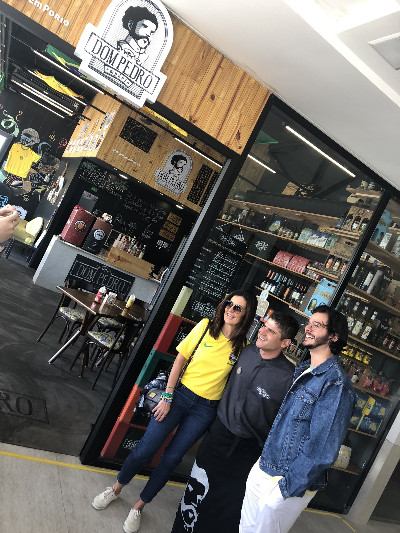 Fátima Bernardes na fachada do Dom Pedro Empório em Garanhuns