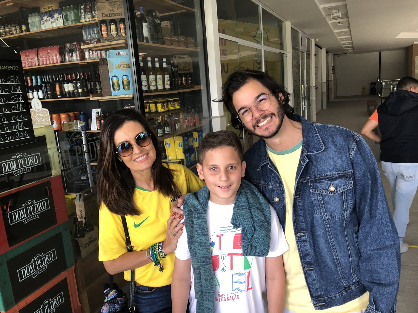 Fátima Bernardes e Túlio Gadêlha com um cliente no Dom Pedro