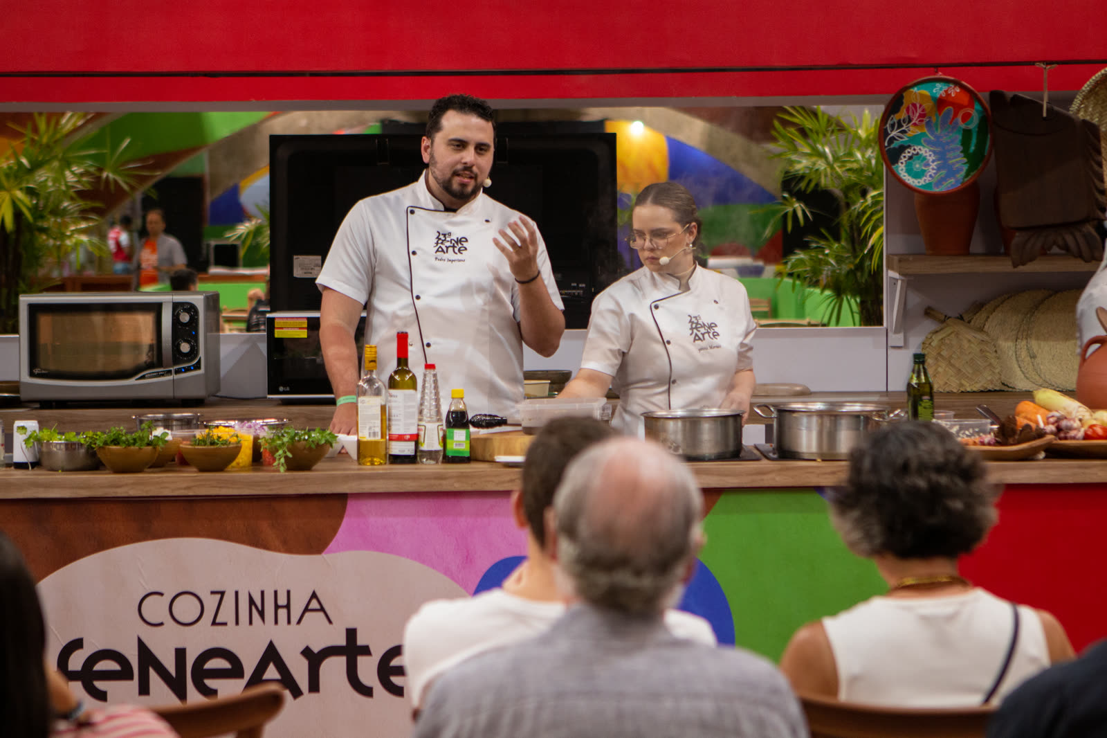 Pedro e Yanne em aula show da Cozinha Fenearte-PE: a casa também leva Garanhuns pros palcos do estado.